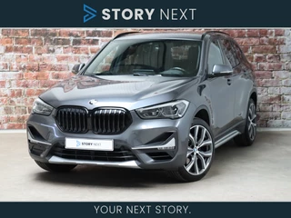 BMW X1 sDrive20i High Executive xLine Automaat / Navigatiesysteem Plus / Trekhaak / Achteruitrijcamera / Leder / Head-Up Display / 19 Inch / Adaptieve LED-koplampen / Hifi / Sportstoelen / DAB / Stoelverwarming / Extra Getint Glas / Lichtpakket