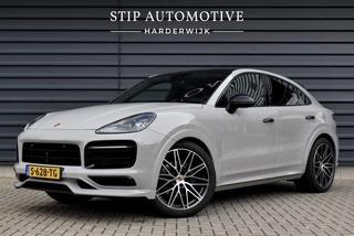 Porsche Cayenne Coupé 3.0 E-Hybrid 462pk Platinum Edition Techart *Krijt* | Pano | 22'' Wielen | Trekhaak | Massage | Stoelventilatie | Bose | Head-Up | Luchtvering |