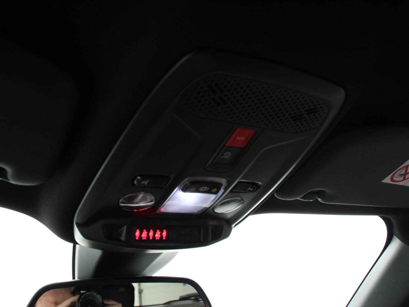 Hoofdafbeelding Peugeot e-2008