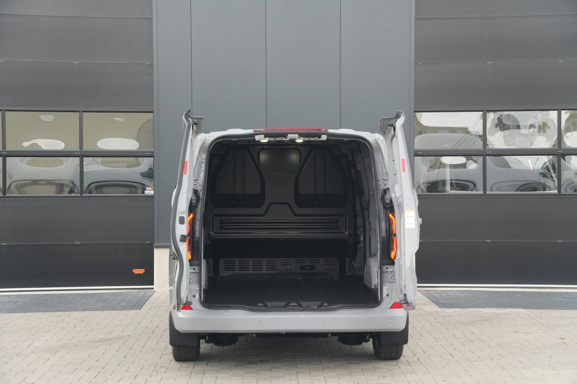 Hoofdafbeelding Ford E-Transit Custom