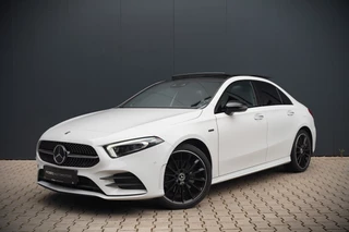 Mercedes-Benz A-Klasse 250 e AMG Premium | Panoramadak | Burmester | Stoelverwarming | Memory Seat | Adaptive Cruise Control | Camera | Head-Up Display | Apple Carplay | Ambiance Verlichting | Night Pakket | Keyless | Dealer Onderho