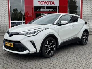 Hoofdafbeelding Toyota C-HR Toyota C-HR 1.8 HYBRID DYNAMIC APPLE/ANDROID STOEL/STUURVERW PARKSENSOREN ALL-SEASON CAMERA LED BLUETOOTH BSM
