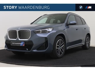 Hoofdafbeelding BMW iX1 BMW iX1 eDrive20 M Sport / Panoramadak / Trekhaak / Sportstoelen / Adaptieve LED / Comfort Access / M Adaptief onderstel / Stoelverwarming