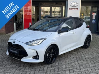 Toyota Yaris 1.5 Hybrid EXECUTIVE BI-TONE STOELVERW 17'' LM-VELGEN HEAD-UP LEER PARK-SENSOREN NAVI APPLE/ANDROID LED CAMERA CLIMA PRIVACY GLASS KEYLESS