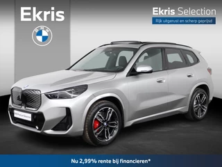 Hoofdafbeelding BMW iX1 BMW iX1 eDrive20 67 kWh M Sport Edition M Sportpakket Pro | Driving Assistant Plus | Harman-Kardon | Trekhaak | Panoramadak | Parking Assistant Plus | Head-Up Display | M Adaptief onderstel