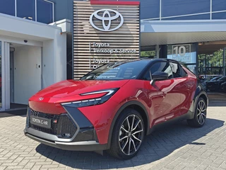 Toyota C-HR 2.0 Plug-in Hybrid 220 GR SPORT PLUS NIEUW DIRECT LEVERBAAR PANODAK HEAD-UP STOELGEHEUGEN JBL-AUDIO 360° CAMERA 20''LMV