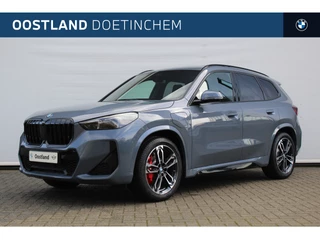 Hoofdafbeelding BMW X1 BMW X1 xDrive25e High Executive M Sport Automaat / Panoramadak / Trekhaak / Sportstoelen / Comfort Access / M Adaptief onderstel / Parking Assistant Plus / Adaptieve LED