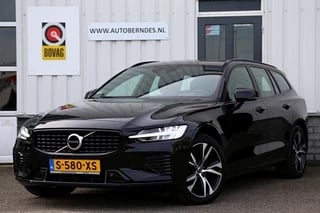 Volvo V60 2.0 T6 Plug in Hybride AWD R-Design*BTW*1ste Eig!*Perfect Volvo Onderh.*Black Pack/Harman-Kardon/LED Kopl./Digi. Klokken/Keyless Entry+Go/Stoelverw./Stuurverw./DAB/Apple Carplay-Android/Camera/Rijstrook/Elek. Klep*