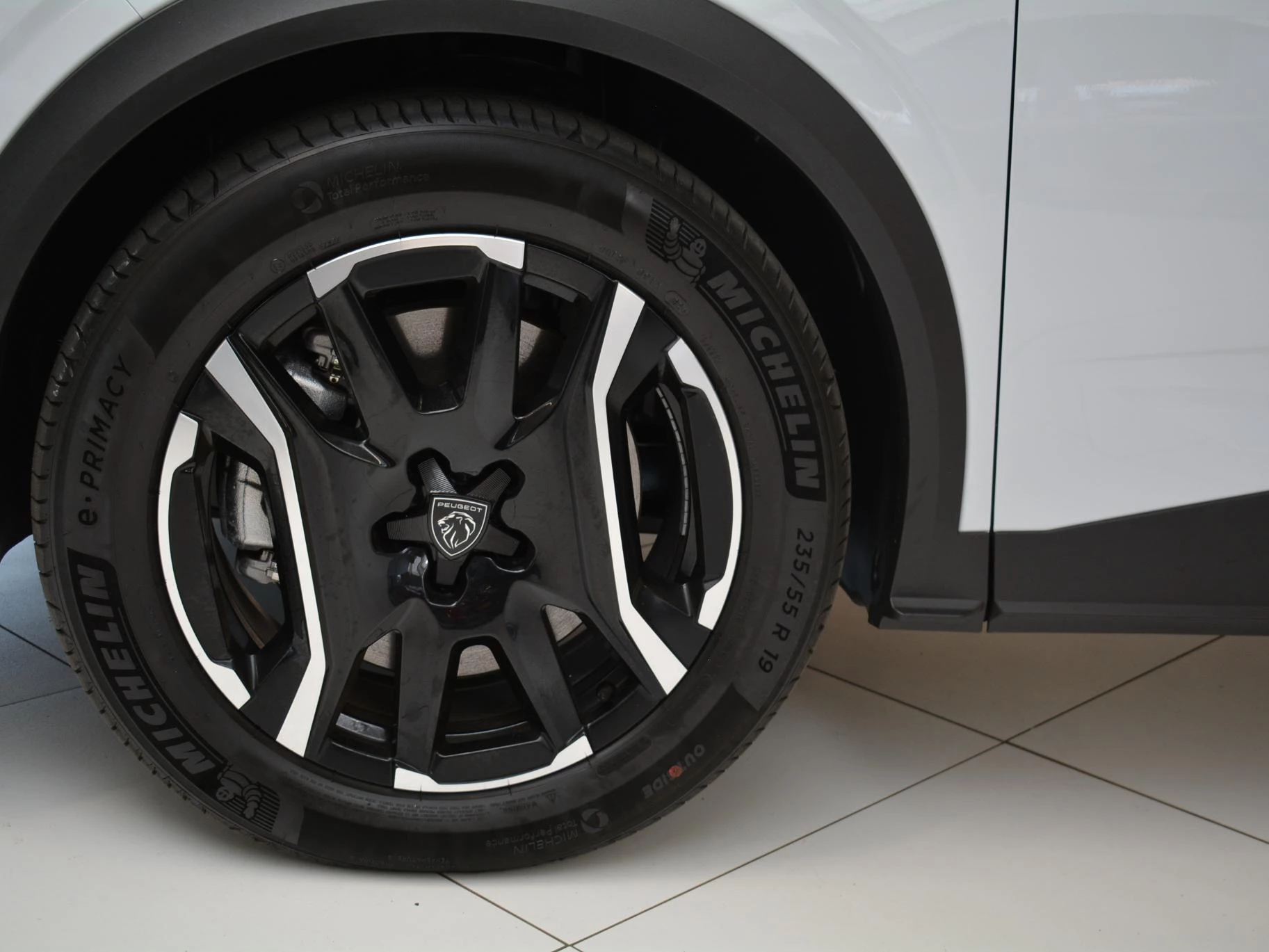 Hoofdafbeelding Peugeot e-3008