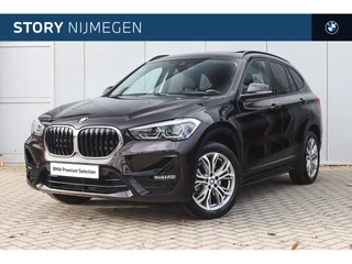 BMW X1 sDrive18i Automaat / Trekhaak / Panoramadak / Sportstoelen / Comfort Access / Stoelverarming / LED / Cruise Control