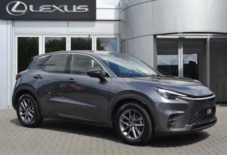 Hoofdafbeelding Lexus LBX Lexus LBX 2WD STOELVERW STUURVERW PARK-SENSOR BLIND-SPOT CARPLAY LENDESTEUN
