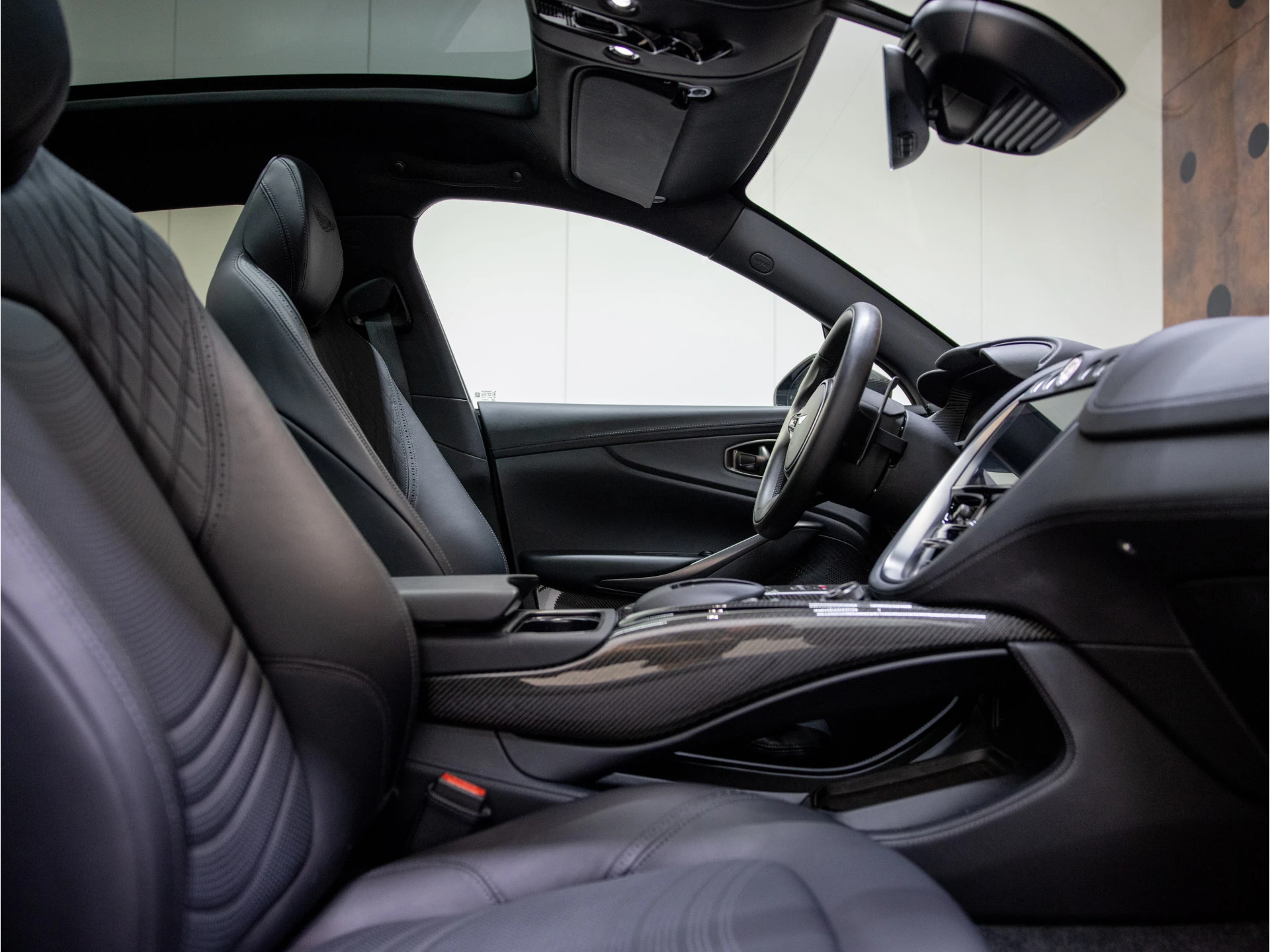 Hoofdafbeelding Aston Martin DBX
