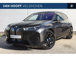 Hoofdafbeelding BMW iX BMW iX xDrive50 High Executive / Sportpakket / Panoramadak Sky Lounge / Trekhaak / Laserlight / Soft Close / Multifunctionele Stoelen / Parking Assistant Plus / Active Steering