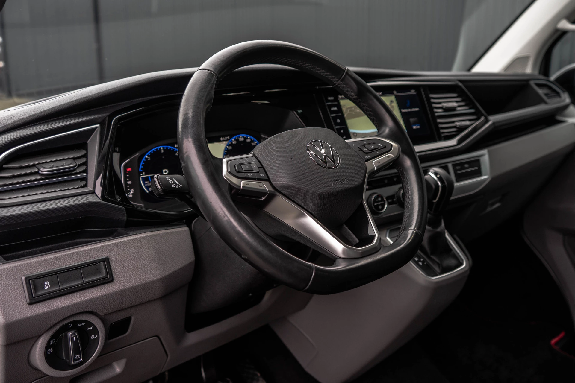 Hoofdafbeelding Volkswagen Carravelle | Automaat | Led | Camera | Carplay | Navi | Zijschuifdeur R+L | Adapt.Cruise | Trekhaak