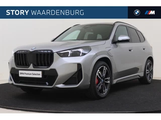 Hoofdafbeelding BMW X1 BMW X1 xDrive25e M Sport Automaat / Sportstoelen / Achteruitrijcamera / M Adaptief onderstel / Comfort Access / Stoelverwarming / Adaptieve LED / Parking Assistant / Harman-Kardon