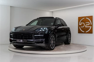 Hoofdafbeelding Porsche Cayenne Porsche Cayenne 3.0 E-Hybrid 470PK | InnoDrive | Pano | Matrix | Luchtvering | Bose | Fabrieksgarantie