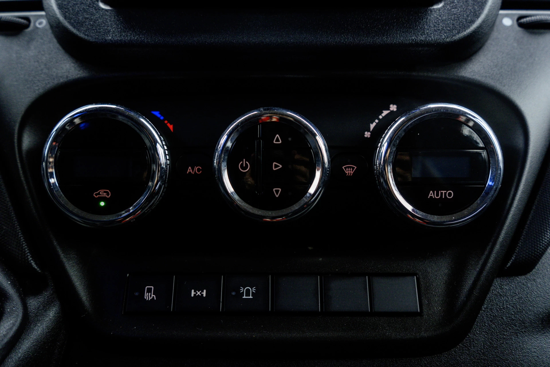 Hoofdafbeelding Iveco 50C18 3.0L | Bakwagen met laadklep | Climatic | Cruise | 180PK | 3.5T Trekgewicht | 2520KG Laadvermogen