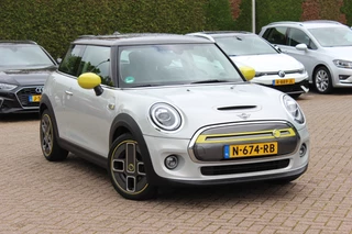 MINI Electric Mini Basic 33 kWh / SoH 93,3% / CarPlay / 17'' / Virtual Cockpit / DAB / Cruise Control