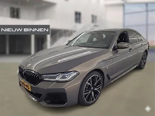 BMW 5 Serie 520e Business Edition Plus M Sport | M Performance | Alvitgrau | Panoramadak | Laser | Stoelverwarming | Stuurverwarming | Camera | Adaptive Cruise Control | Apple Carplay | Navigatie | Elektrische Stoelen |