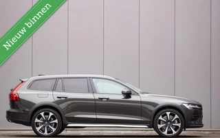 Volvo V60 Cross Country 2.0 B5 AWD Pro | Panoramadak | H/K Audio | Trekhaak