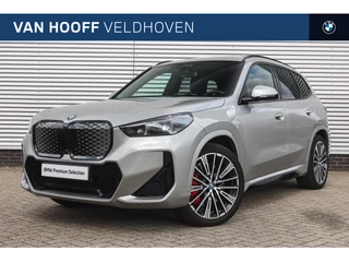 BMW iX1 xDrive30 M Sport / Panoramadak / Trekhaak / Sportstoelen / M Adaptief onderstel / Adaptieve LED / Parking Assistant Plus / Stuurverwarming