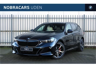 Hoofdafbeelding BMW 5 Serie BMW 5 Serie Touring 530e M Sport Automaat / Trekhaak / Stoelventilatie / M Sportonderstel / Comfort Access / Stuurverwarming / Adaptieve LED / Parking Assistant Plus / Harman-Kardon