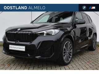 Hoofdafbeelding BMW iX1 BMW iX1 xDrive30 High Executive M Sport / Panoramadak / Trekhaak / Sportstoelen / Adaptief M Onderstel / Adaptieve LED / Parking Assistant Plus / Comfort Access