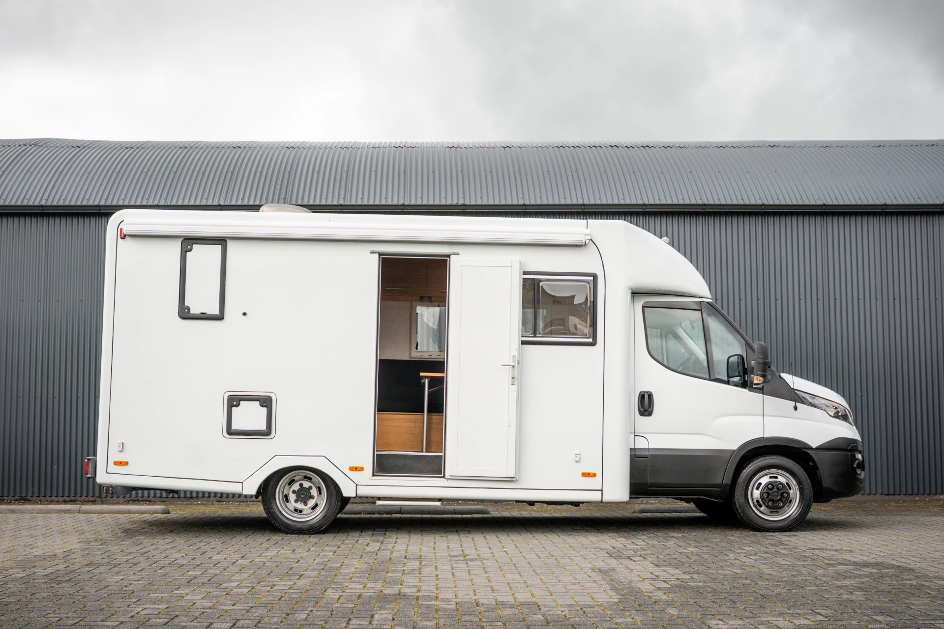 Hoofdafbeelding Iveco 40C18 3.0L 180PK | Camperkandidaat | 1ste Eigenaar | Automaat | Euro 6 | Camera | 3.5T Trekgwicht