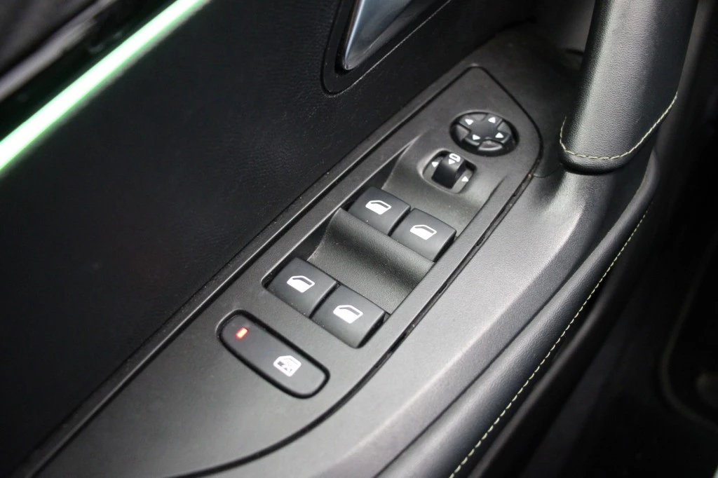 Hoofdafbeelding Peugeot e-2008