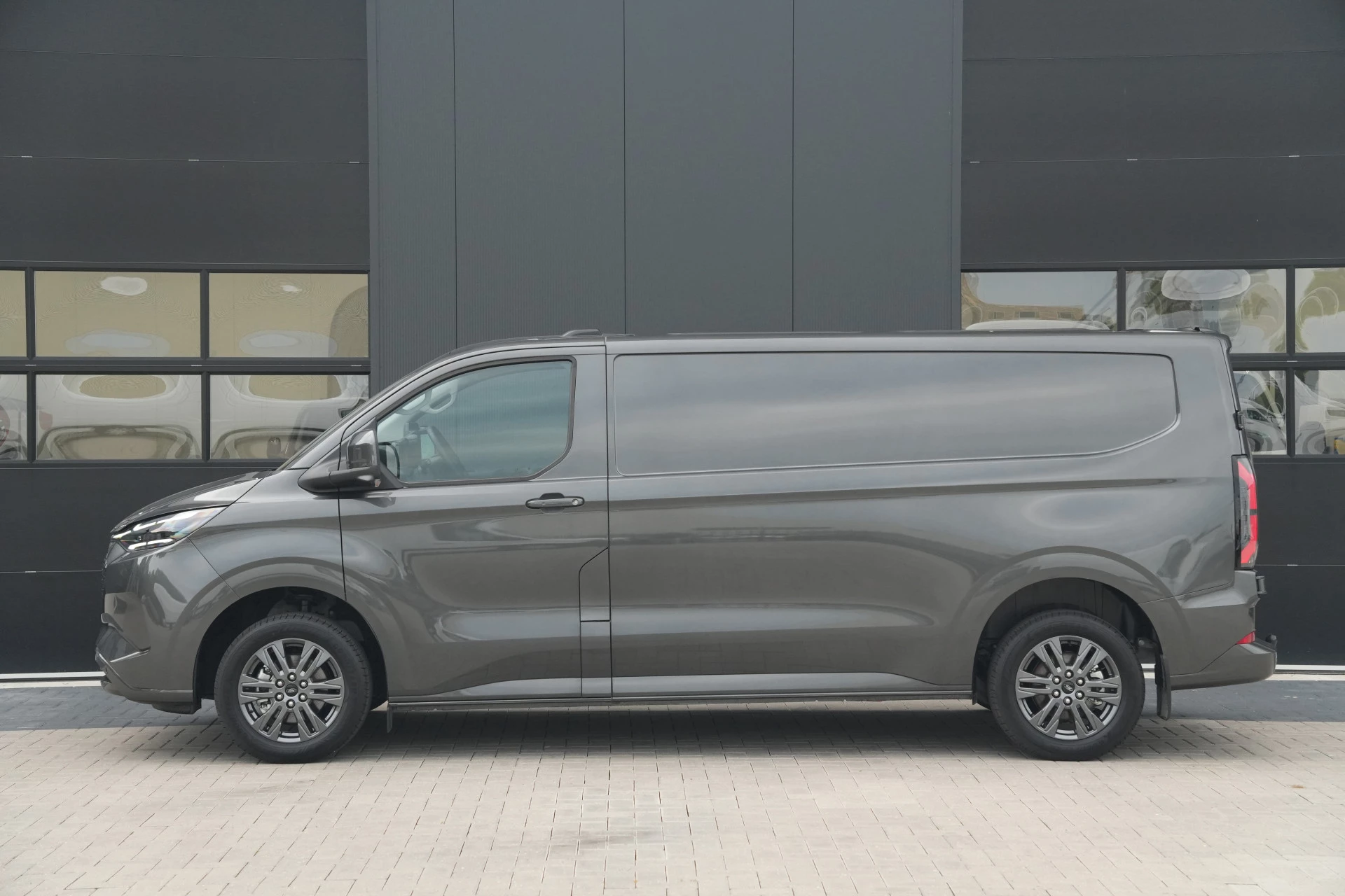 Hoofdafbeelding Ford E-Transit Custom