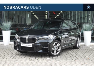 BMW X1 sDrive20i High Executive M Sport Automaat / Panoramadak / Sportstoelen / LED / Head-Up / M Sportonderstel / Park Assistant / Stoelverwarming