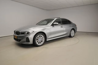 BMW 3 Serie Sedan 320e | LED | Leder | Navigatie | Schuifdak | Elektr. zetels | Sportstoelen | Stoelverwarming | DAB | Hifi speakers | Alu 17 inch