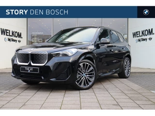 Hoofdafbeelding BMW iX1 BMW iX1 eDrive20 High Executive M Sport / Panoramadak / Trekhaak / Sportstoelen / Parking Assistant Plus / M Adaptief onderstel / Adaptieve LED / Head-Up / Comfort Access