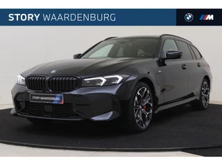 Hoofdafbeelding BMW 3 Serie BMW 3 Serie Touring 330e High Executive M Sport Automaat / Panoramadak / Trekhaak / Sportstoelen / Adaptieve LED / Parking Assistant Plus / Stuurverwarming / Live Cockpit Professional