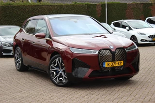 BMW iX xDrive40 High Executive 77 kWh / SoH 95,9% / Trekhaak / Panoramadak / 360Camera / Head-up / Leder / Softclose / Harman Kardon / 21'' / Keyless / Stoelventilatie+Verwarming / Stuurverwarming / Dodehoek / DAB / ACC