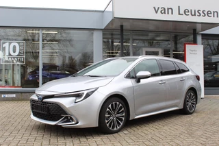 Hoofdafbeelding Toyota Corolla Toyota Corolla HYBRID 140 EL-ACHTERKLEP STOEL-STUUR & RUITENWISSERS VERW. PARK.SENSOREN V+A KEYLESS HALF-LEDER