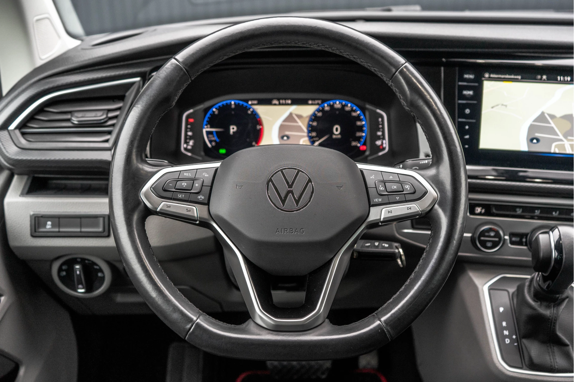 Hoofdafbeelding Volkswagen Carravelle | Automaat | Led | Camera | Carplay | Navi | Zijschuifdeur R+L | Adapt.Cruise | Trekhaak