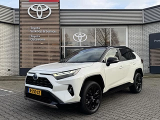 Hoofdafbeelding Toyota RAV4 Toyota RAV4 2.5 HYBRID AWD BI-TONE PANO-DAK STOELVERW BLIND-SPOT 360° CAMERA PARK-SENSOREN APPLE/ANDROID EL-ACHTERKLEP