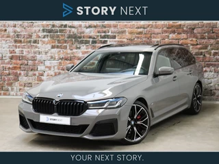 BMW 5 Serie Touring 530i High Executive M Sport Plus Pakket Automaat / Panoramadak / Head-Up Display / Surround View / Harman Kardon / Shadow Line / Cruise Control / Draadloze Telefoonlader / Laserlicht / Nappa Leder / Stuurwielverwarming / M Sportremsysteem Roth / 20 Inch