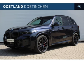 Hoofdafbeelding BMW X5 BMW X5 xDrive50e M Sport Automaat / Panoramadak Sky Lounge / M Multifunctionele Stoelen / Soft-Close / Parking Assistant Professional / Active Steering