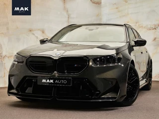 BMW M5 Touring V8 M Hybrid, Akrapovič, M Performance, Sonderlackierung, Ultimate Package, ceramic, pano, B&W, 21", stl.ventilatie, memory, carbon, leder, privacy