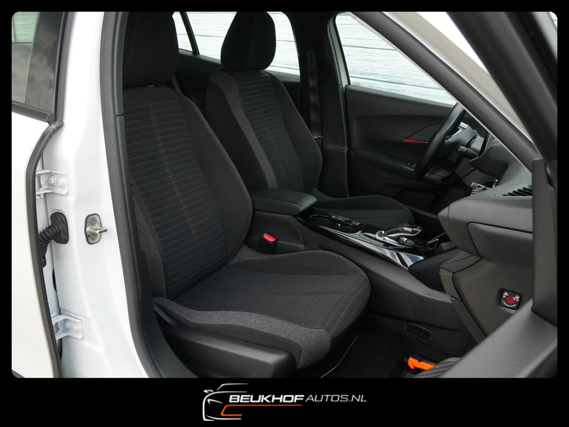Hoofdafbeelding Peugeot e-2008