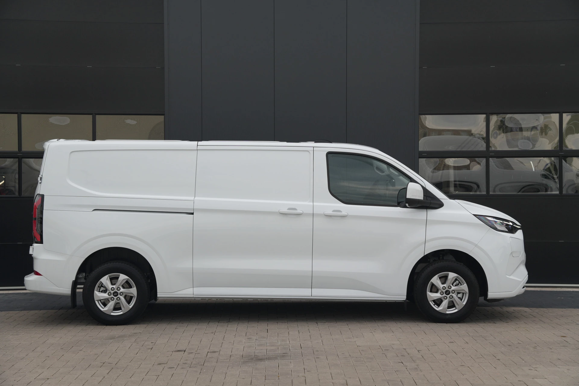 Hoofdafbeelding Ford E-Transit Custom