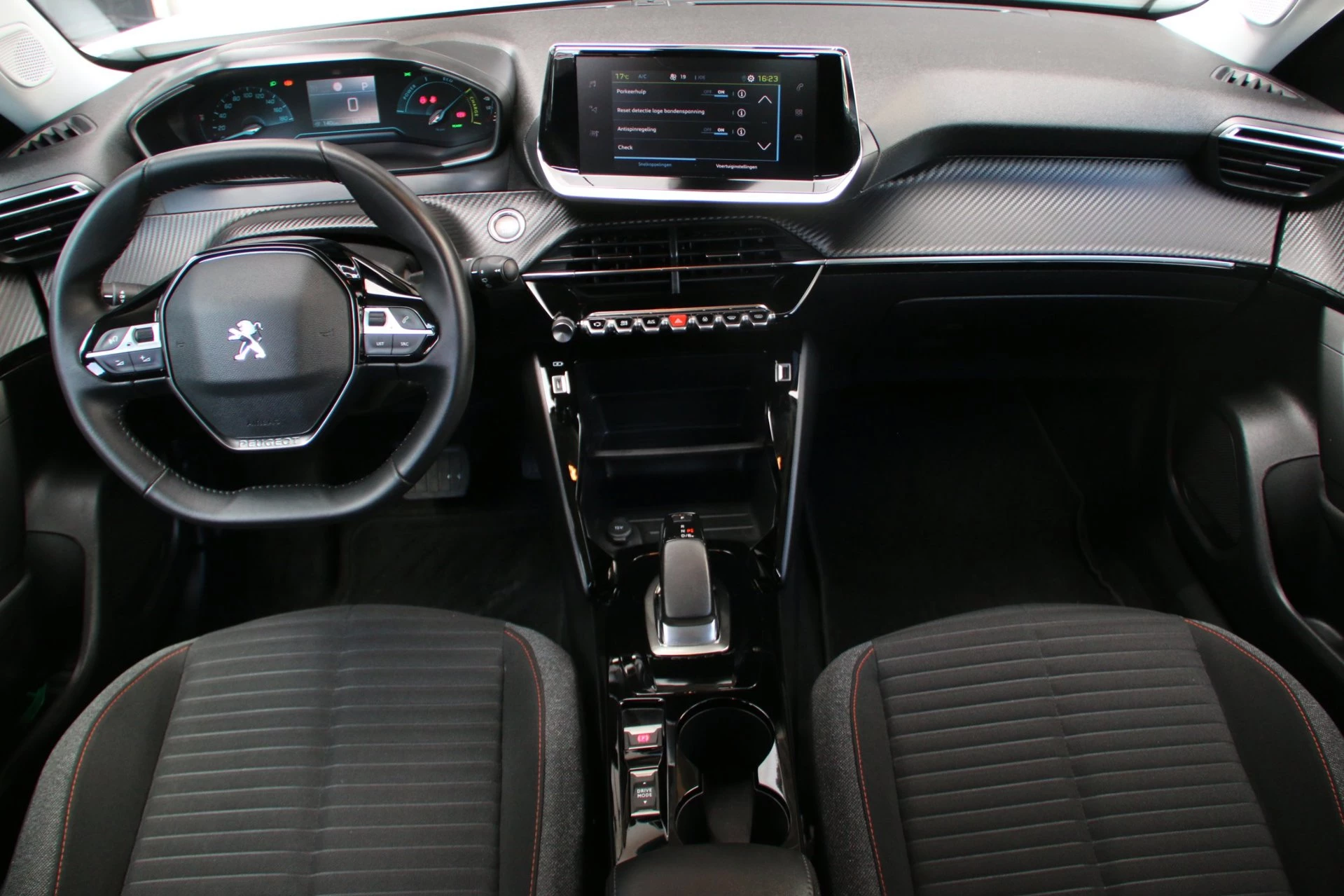 Hoofdafbeelding Peugeot e-2008