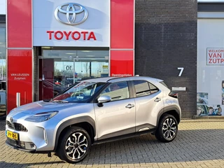 Toyota Yaris Cross 1.5 Hybrid 115 First Edition STUUR- EN STOELVERWARMING CAMERA APPLE CAR PLAY & ANDROID AUTO 17" LM VELGEN