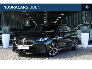 Hoofdafbeelding BMW 1 Serie BMW 1 Serie 120 M Sport Automaat / Sportstoelen / M Adaptief onderstel / Comfort Access / Achteruitrijcamera / Harman-Kardon / Adaptieve LED