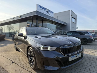 Hoofdafbeelding BMW 5 Serie BMW 5 Serie Touring 520i M Sport Pro Pano-Dak | Adapt. Cruise | Iconic Glow | Harman Kardon