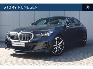 BMW i5 eDrive40 M Sport / Panoramadak / Trekhaak / Stoelventilatie / Parking Assistant Professional / Comfort Access / Adaptieve LED / M Sportonderstel / Harman-Kardon