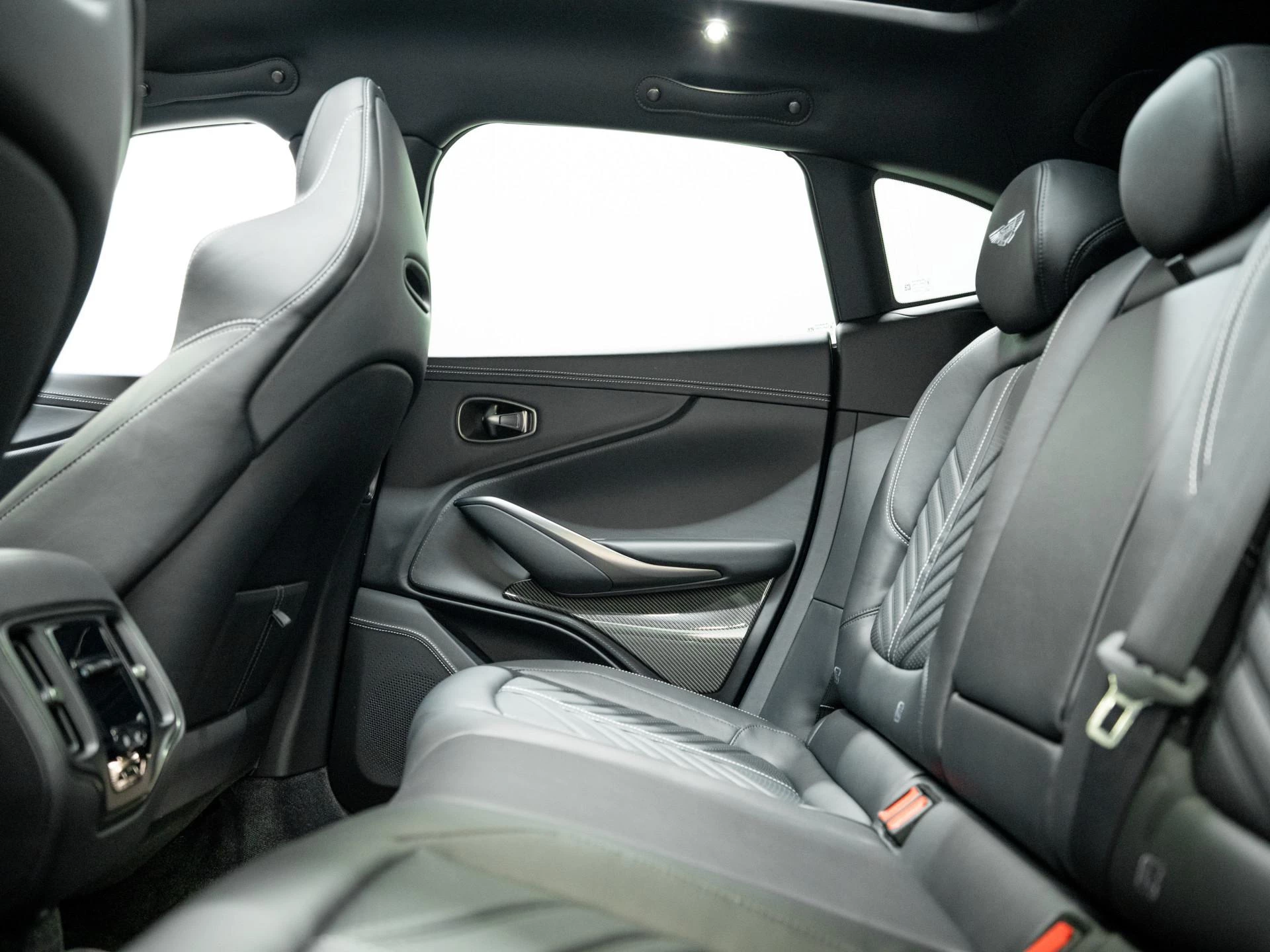 Hoofdafbeelding Aston Martin DBX