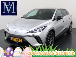 MG MG4 Electric Luxury 64 kWh VAN € 24.900,- VOOR € 22.440,- UW LENTEVOORDEEL € 2.460,-! | SOH 97% |LONG RANGE | 12.000KM! || ONDERHOUD BIJ MG GEHAD DIRECT LEVERBAAR | 7 JAAR GARANTIE BIJ MG| SUPER COMPLETE AUTO| RONDOMZICHT CAMERA| STOEL+ STUUR VERWARMING| DODE HOEK